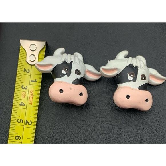 Vintage Adorable And Whimsical Cow Resin Clip On Earrings - Picture 2 of 4